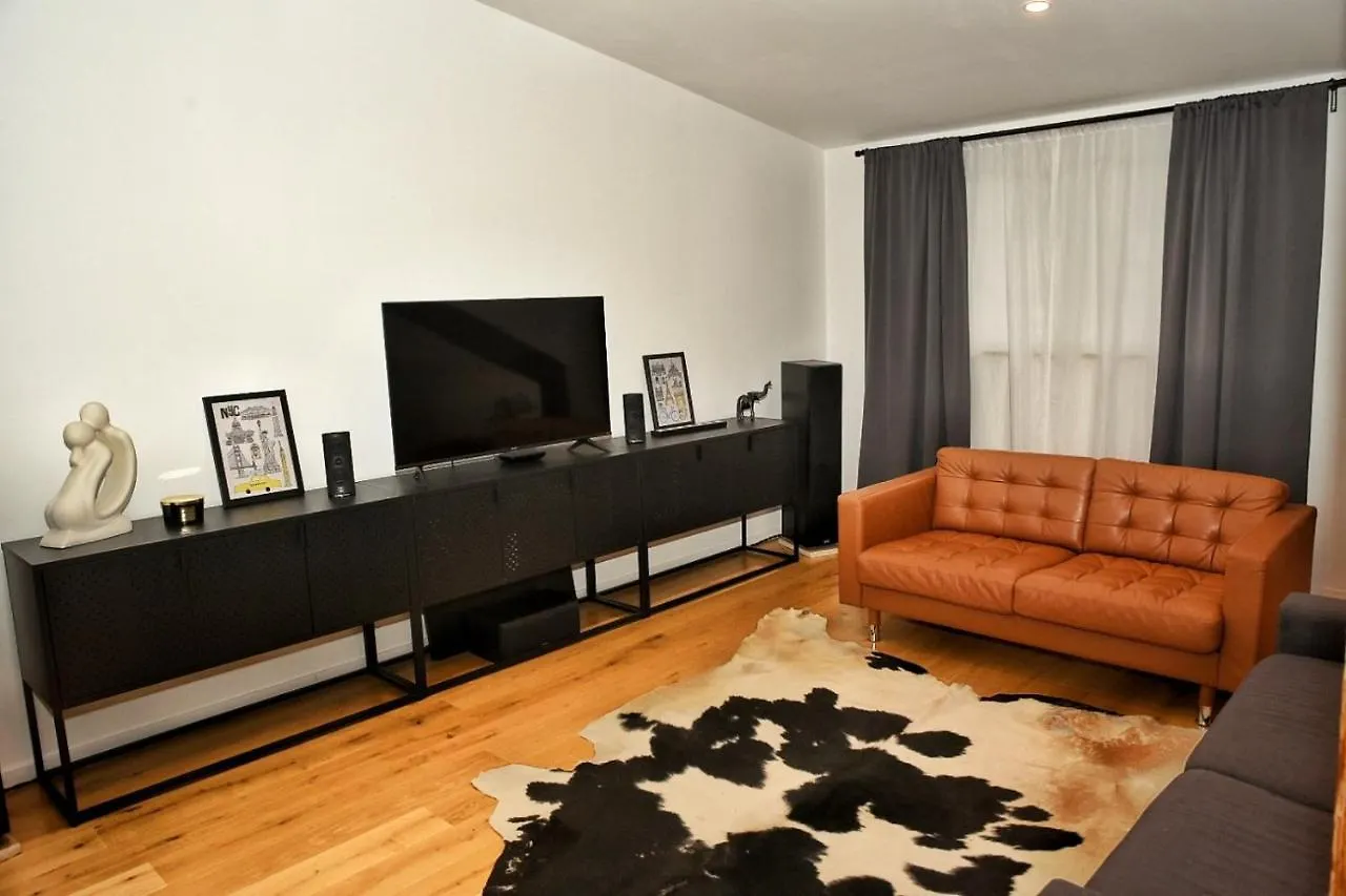 Beautiful Apartment In Center contacts